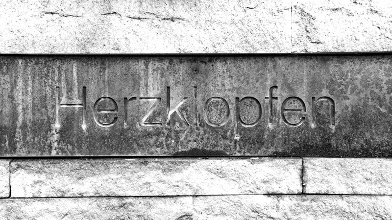 Das Wort Herzklopfen, in eine Betonwand geschrieben