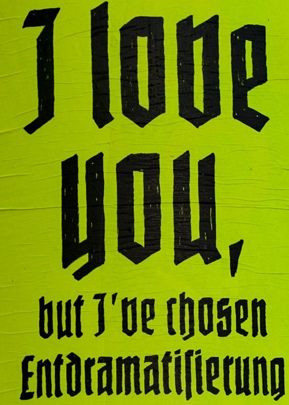 Aus dem Muster heraus Ein grünes Plakat mit der Aufschrift: I love you, but I have chosen Entdramatisierung