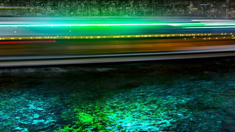 Schneller Reiz Farbige Lichtspuren einer Langzeitaufnahme, ein Reiz jagt den nächsten