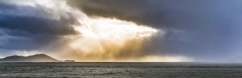 Eine Wetterfront zieht über das offene Meer heran