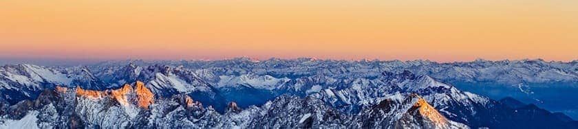 Berge im ersten Morgenlicht