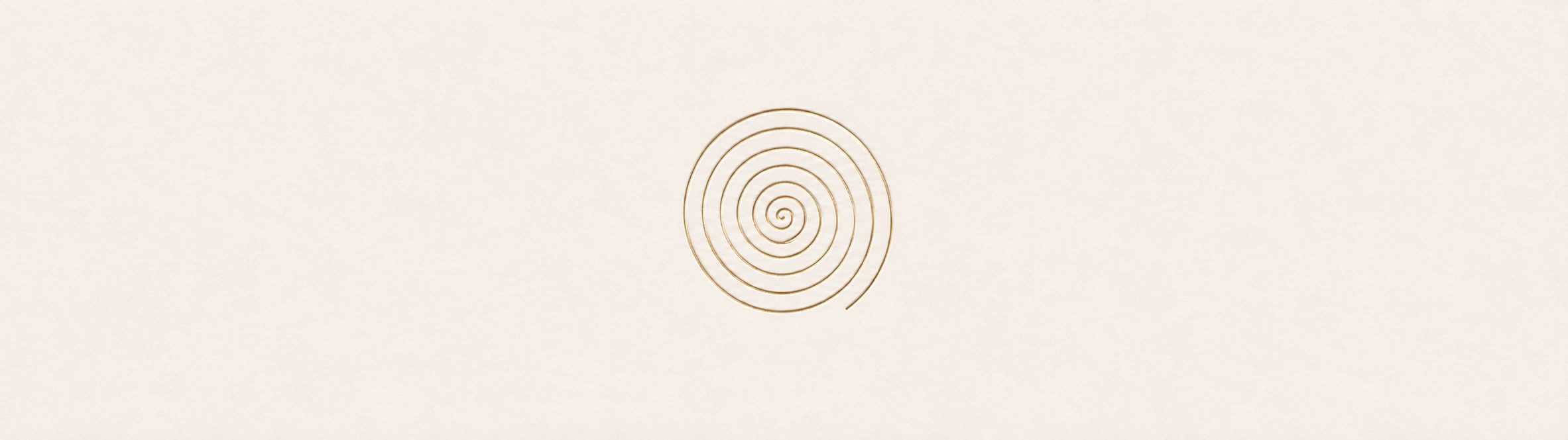 Eine von Hand gezeichnete Spirale in Gold auf hellem Papier
