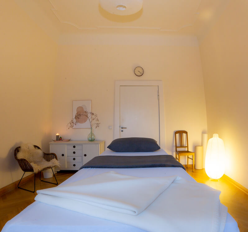 Hier siehst Du einen Blick in meine Praxis für Angst Therapie, Stress Therapie und Schmerz Therapie nach der Grinberg Methode. Die Praxis befindet sich gut erreichbar am Prenzlauer Berg in der Heinrich-Roller-Strasse 17 in Berlin.